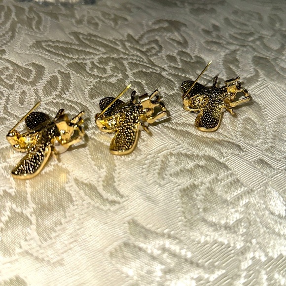COPY - Elegant Gold and Pearl  set of 3 Bee Brooches with  Crystal Design - Picture 9 of 10